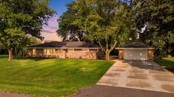 W154N8216 Valley View DRIVE, Menomonee Falls, WI 53051