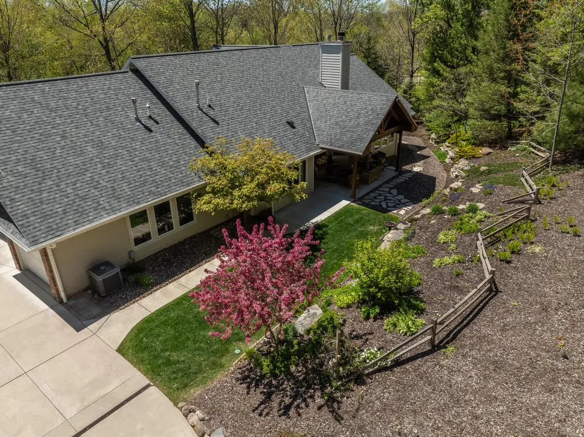 260 Glacial DRIVE, Slinger, WI 53086 - #1