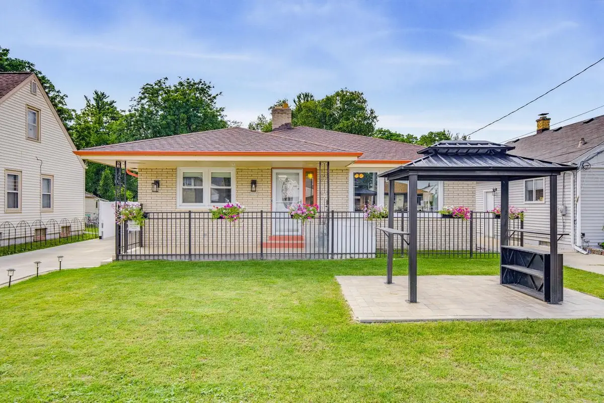 2035 E Howard AVENUE, Milwaukee, WI 53235 - #1