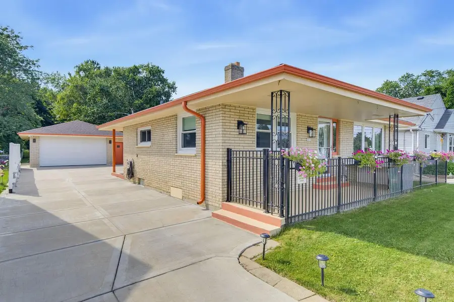 2035 E Howard AVENUE, Milwaukee, WI 53235 - #3