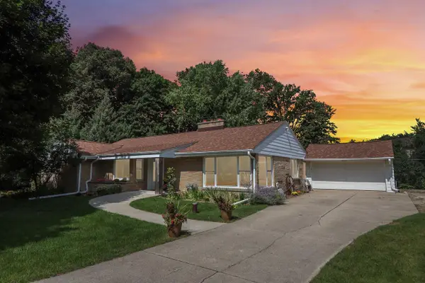 5004 W Hiawatha DRIVE, Mequon, WI 53092