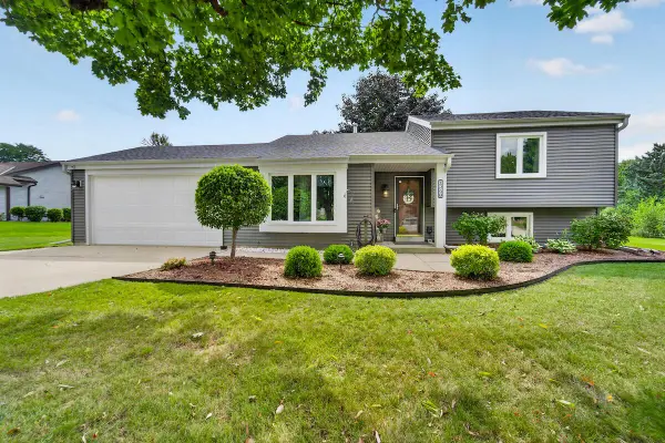 1248 Timber RIDGE, Pewaukee, WI 53072