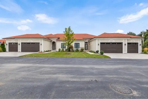1611 Vico PASS #22, Oconomowoc, WI 53066