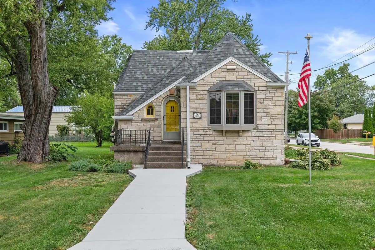 2000 Summit AVENUE, Waukesha, WI 53188 - #1