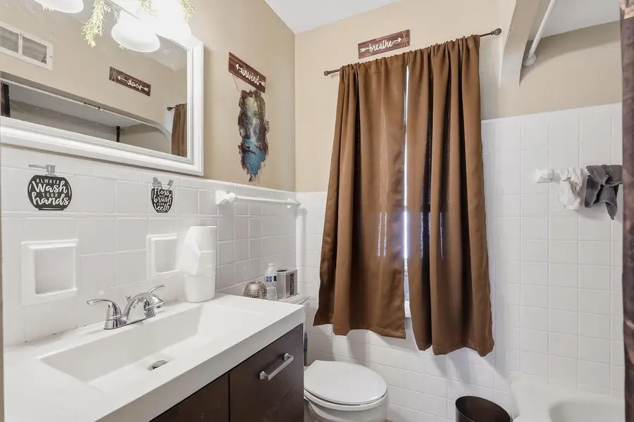 5800 W Vienna AVENUE, Milwaukee, WI 53216 - #3