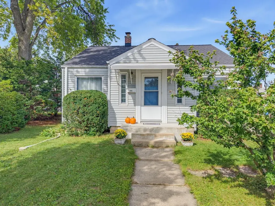 325 E Gauer CIRCLE, Milwaukee, WI 53207 - #3