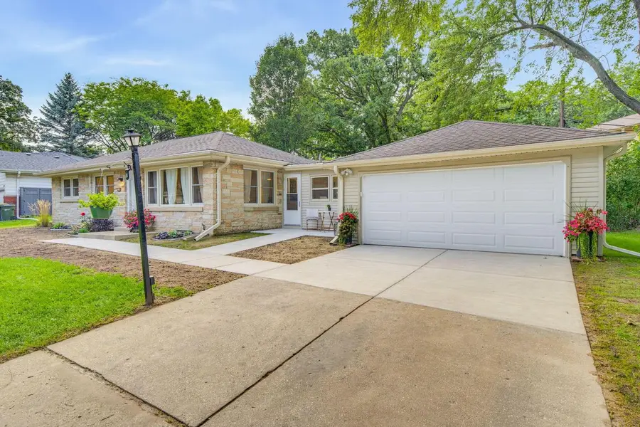 3285 N Knoll BOULEVARD, Wauwatosa, WI 53222 - #2