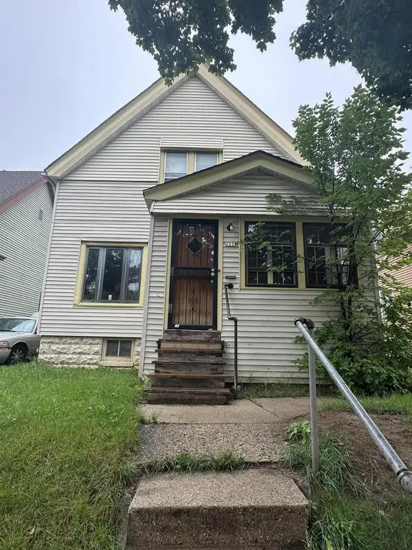 2222 W Finn PLACE, Milwaukee, WI 53206
