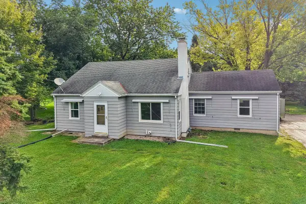 W279N1666 Prospect AVENUE, Pewaukee, WI 53072