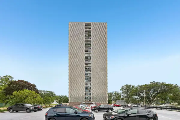 2525 S Shore DRIVE #3B, Milwaukee, WI 53207