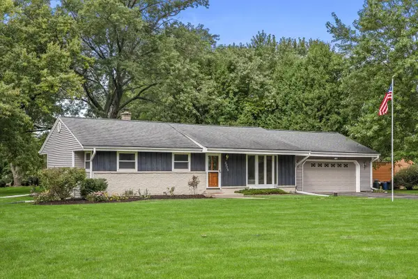 3275 S Thornapple LANE, New Berlin, WI 53146