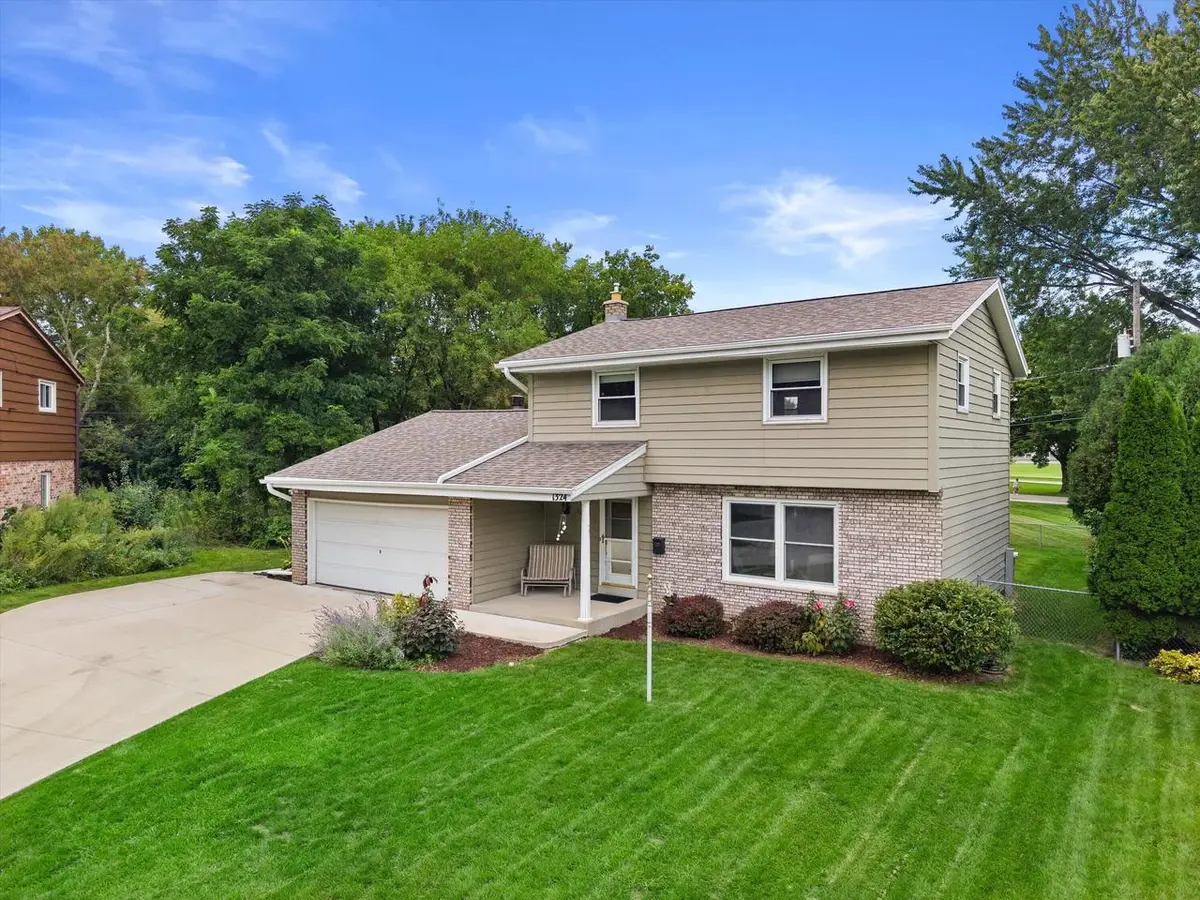 1324 W Paradise COURT, Glendale, WI 53209 - #1