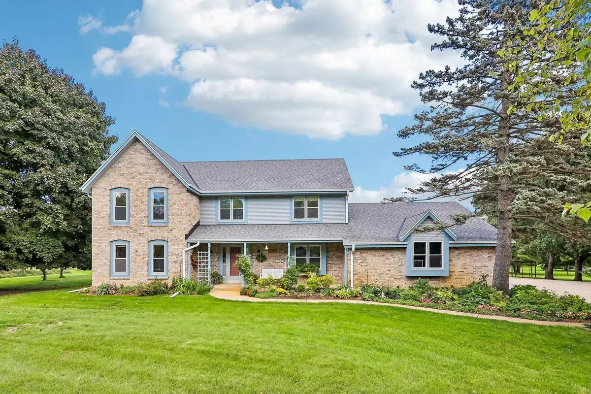 W284N3580 Old North Shore DRIVE, Pewaukee, WI 53072 - #1