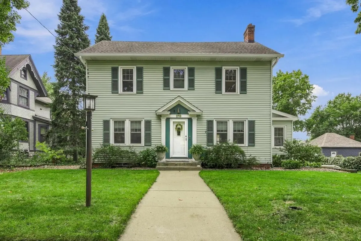 219 W Laflin AVENUE, Waukesha, WI 53186 - #1
