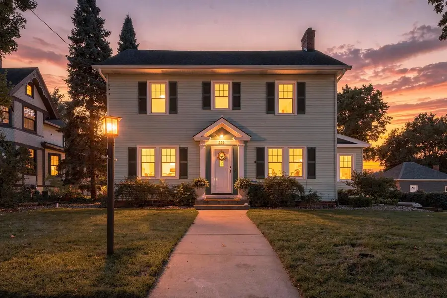 219 W Laflin AVENUE, Waukesha, WI 53186 - #2