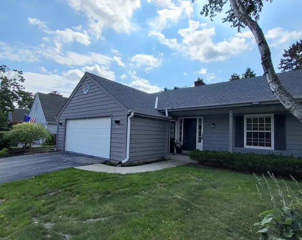 1027 W Shaker CIRCLE, Mequon, WI 53092