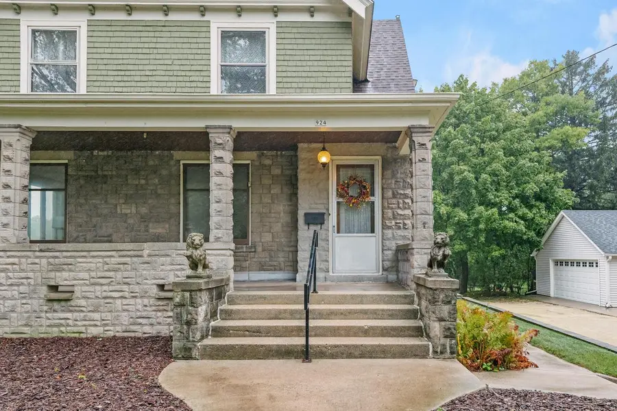 924 W Grand AVENUE, Port Washington, WI 53074 - #2