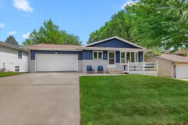 819 Kings Ridge COURT E, West Bend, WI 53090