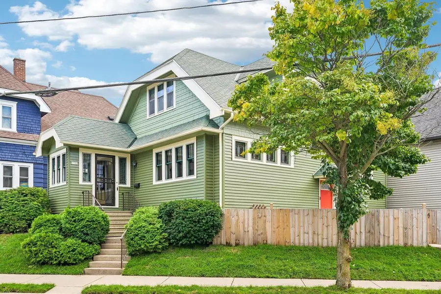 1952 N Warren AVENUE, Milwaukee, WI 53202 - #2