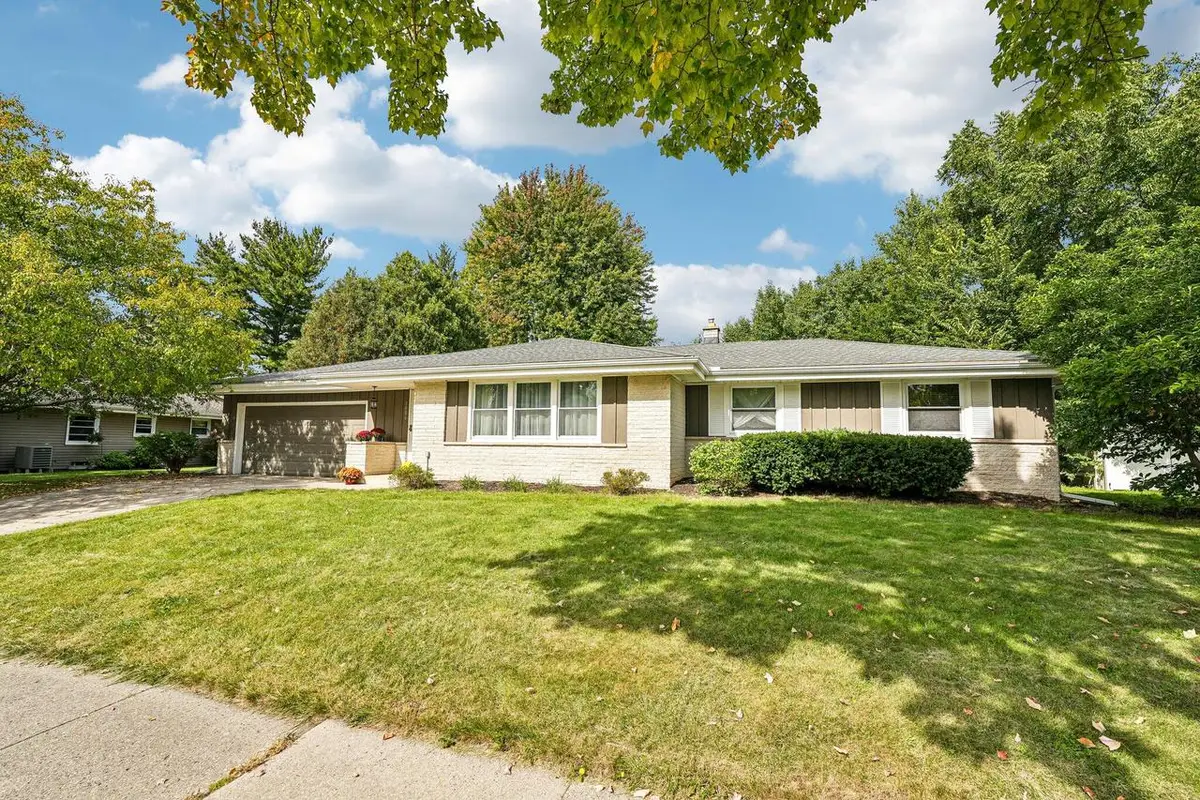 1006 Wisteria LANE, Waukesha, WI 53189 - #1
