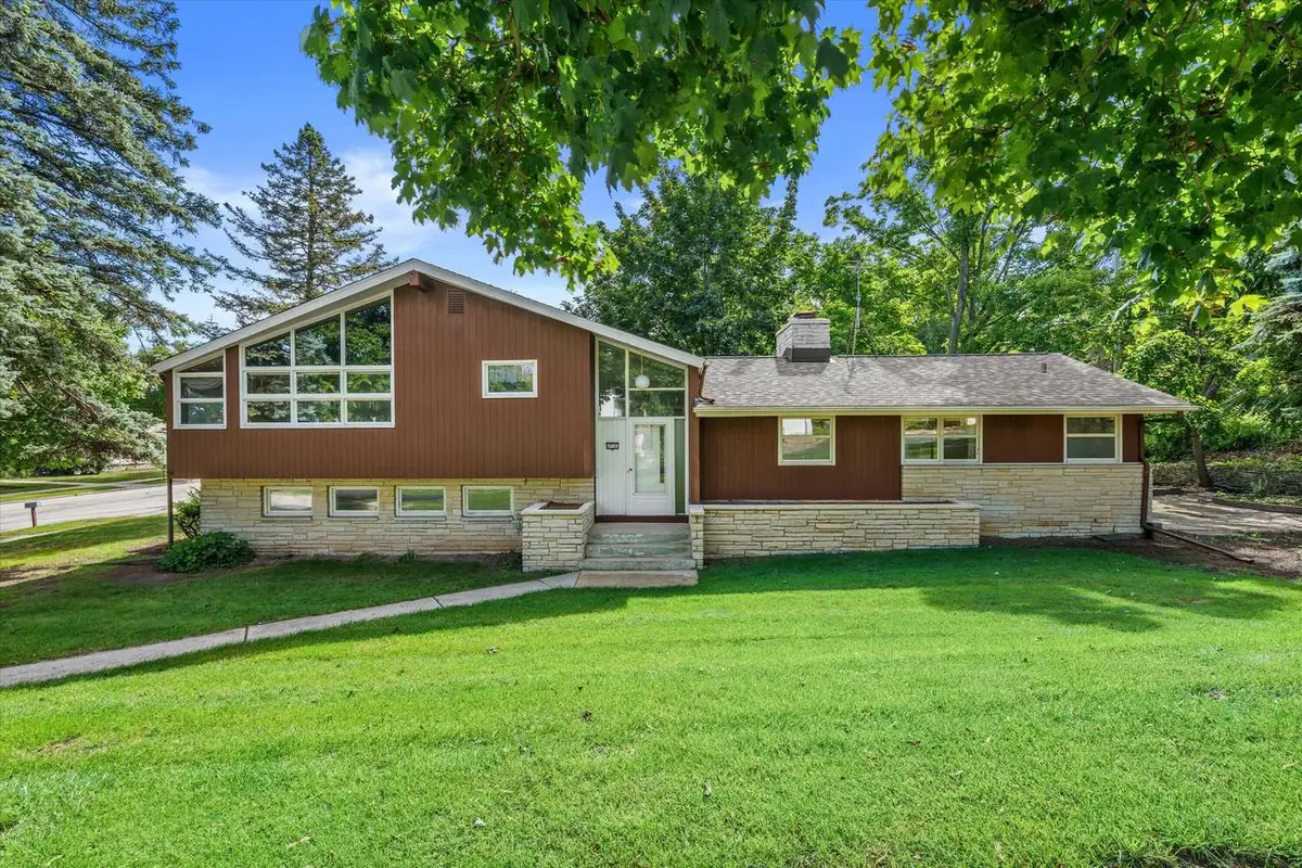 607 W Decorah ROAD, West Bend, WI 53095 - #1