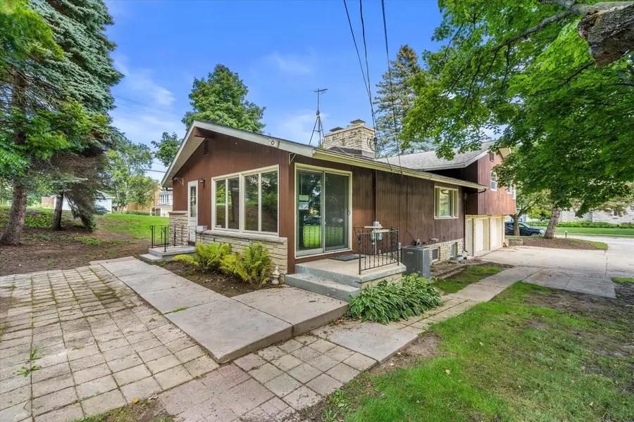 607 W Decorah ROAD, West Bend, WI 53095 - #3
