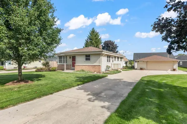 314 Sunset DRIVE, Pewaukee, WI 53072