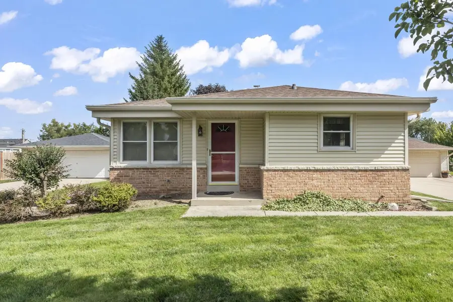 314 Sunset DRIVE, Pewaukee, WI 53072 - #2