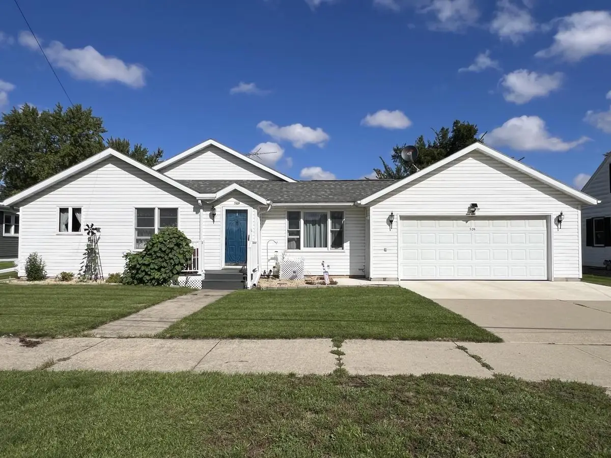 509 W Court St, New Hampton, IA 50659 - #1