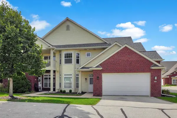 586 Grandview COURT #B, Pewaukee, WI 53072