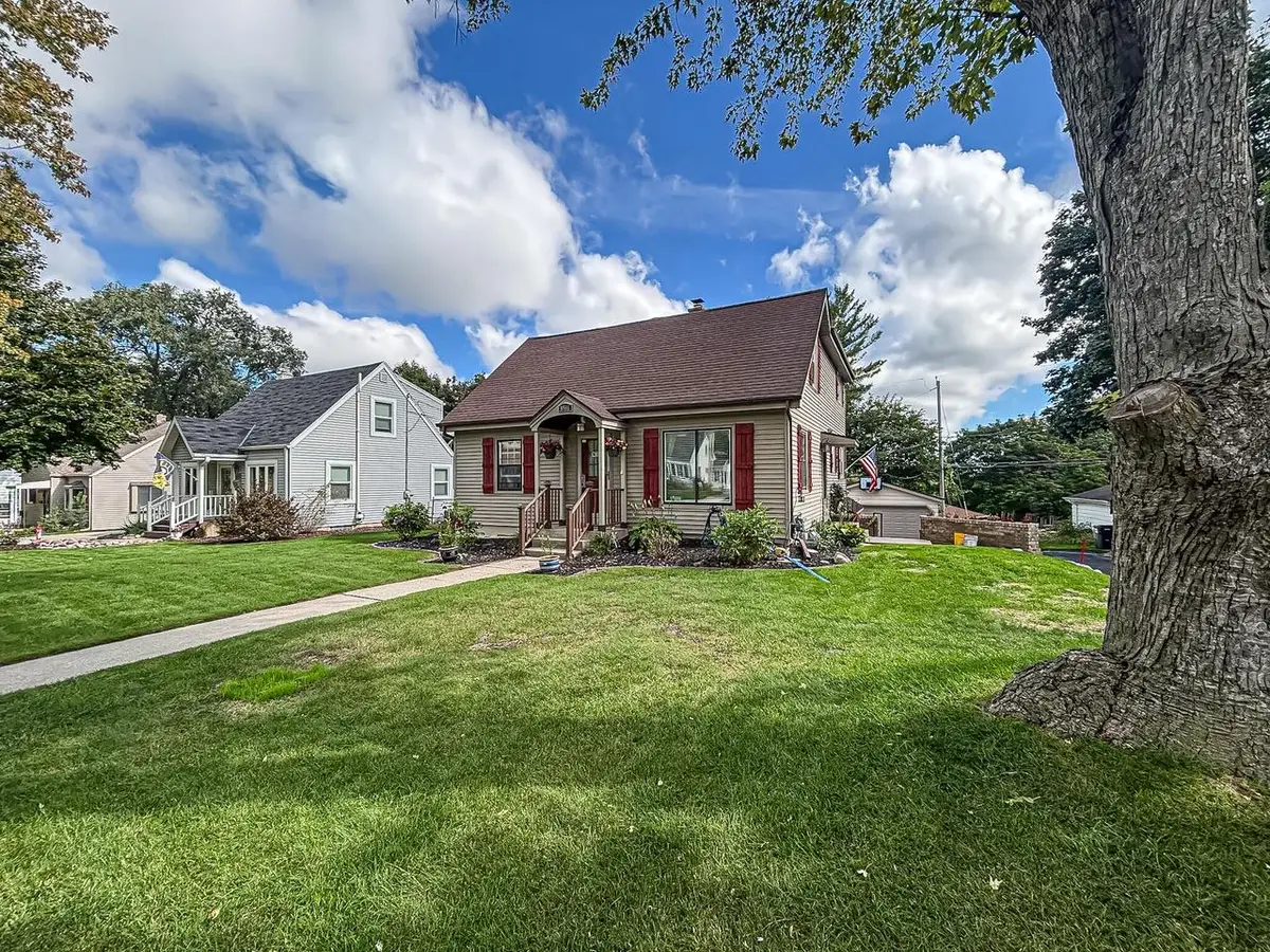 W164N8586 Hiawatha AVENUE, Menomonee Falls, WI 53051 - #1