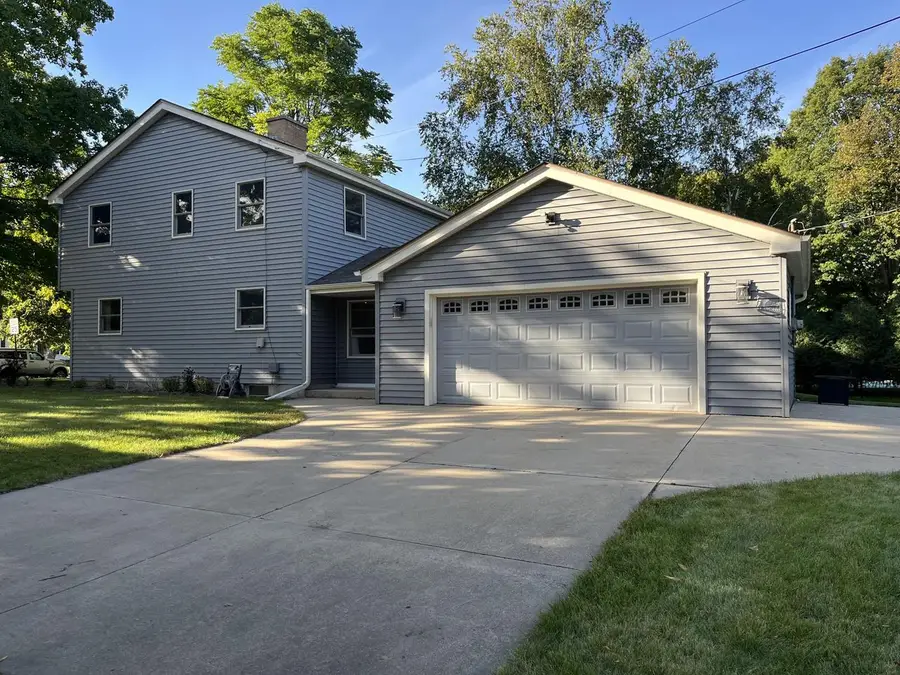 725 S Silverbrook DRIVE, West Bend, WI 53095 - #2