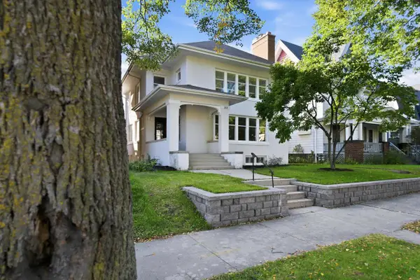 3007 N Farwell AVENUE, Milwaukee, WI 53211
