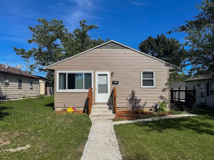 8208 W Keefe AVENUE, Milwaukee, WI 53222 - #2