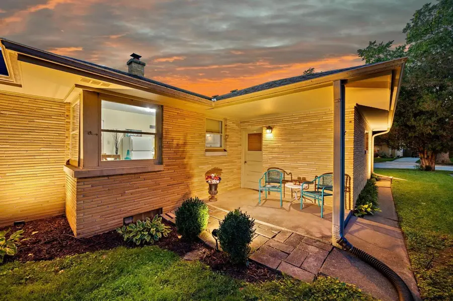 10541 W Woodward AVENUE, Wauwatosa, WI 53222 - #2