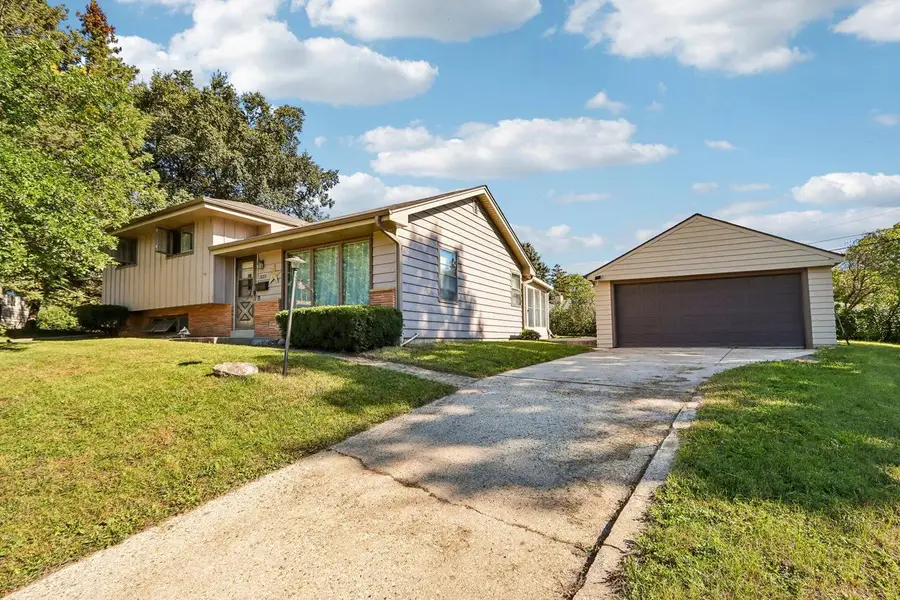 1229 Ed-Mar CIRCLE, Waukesha, WI 53188 - #2