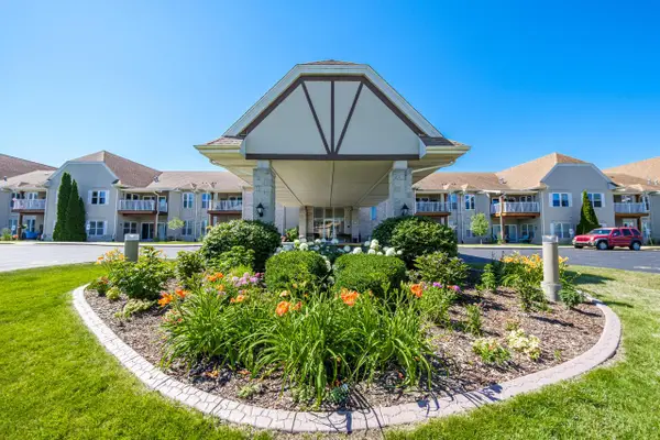 N113W16241 Sylvan CIRCLE #104, Germantown, WI 53022