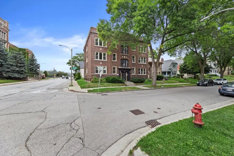 2905 N Bartlett AVENUE, Milwaukee, WI 53211 - #2