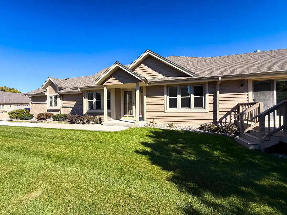 N21W24303 E Parkway Meadow CIRCLE #B, Pewaukee, WI 53072 - #1