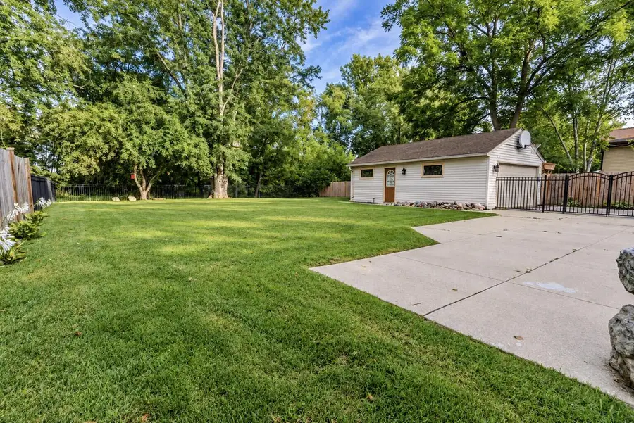10166 S Nicholson ROAD, Oak Creek, WI 53154 - #3
