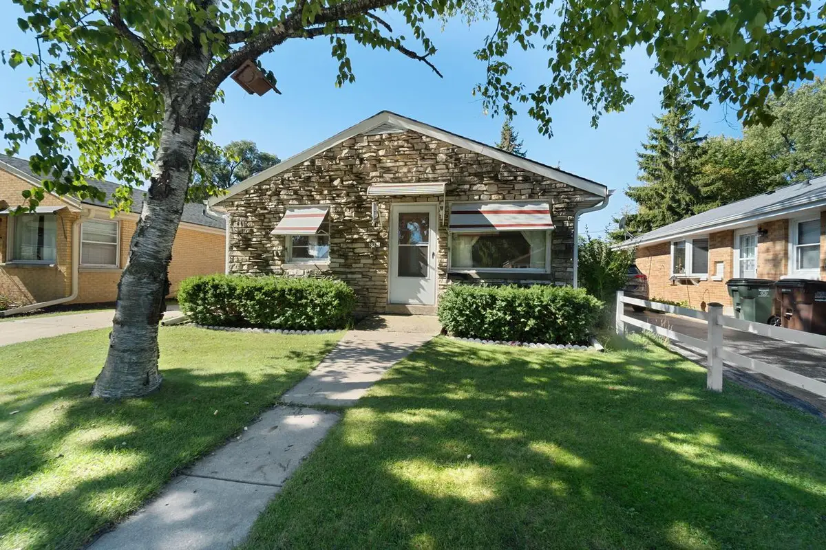 5751 N Dexter AVENUE, Glendale, WI 53209 - #1