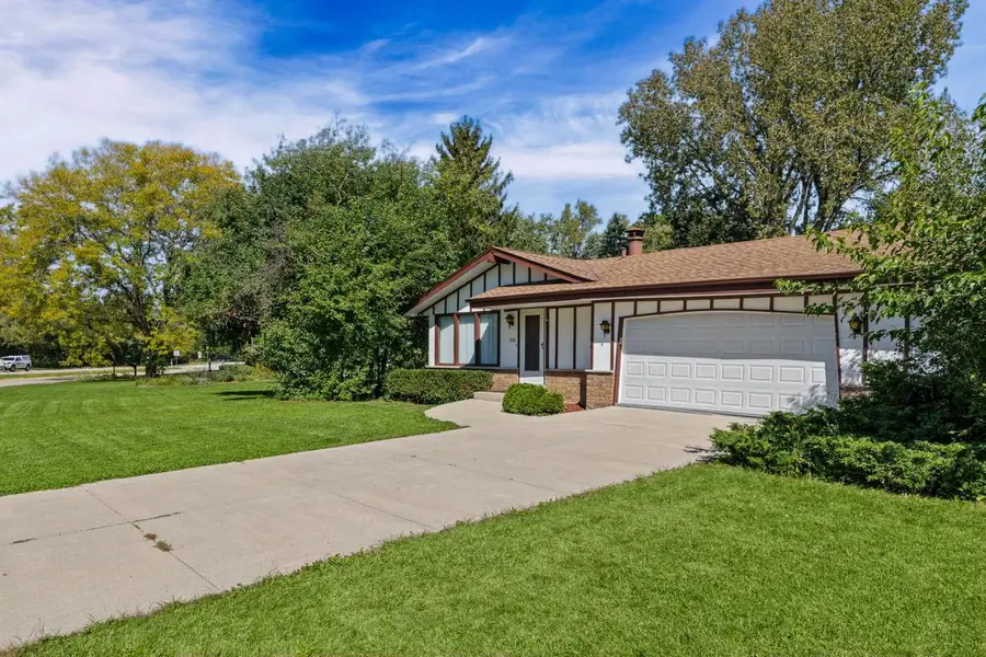 2330 S Brookside PARKWAY, New Berlin, WI 53151 - #2