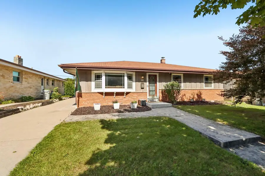 2434 W Edgerton AVENUE, Milwaukee, WI 53221 - #2