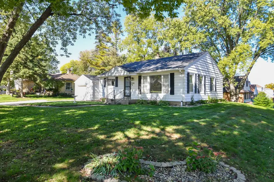 11310 W Wisconsin AVENUE, Wauwatosa, WI 53226 - #2
