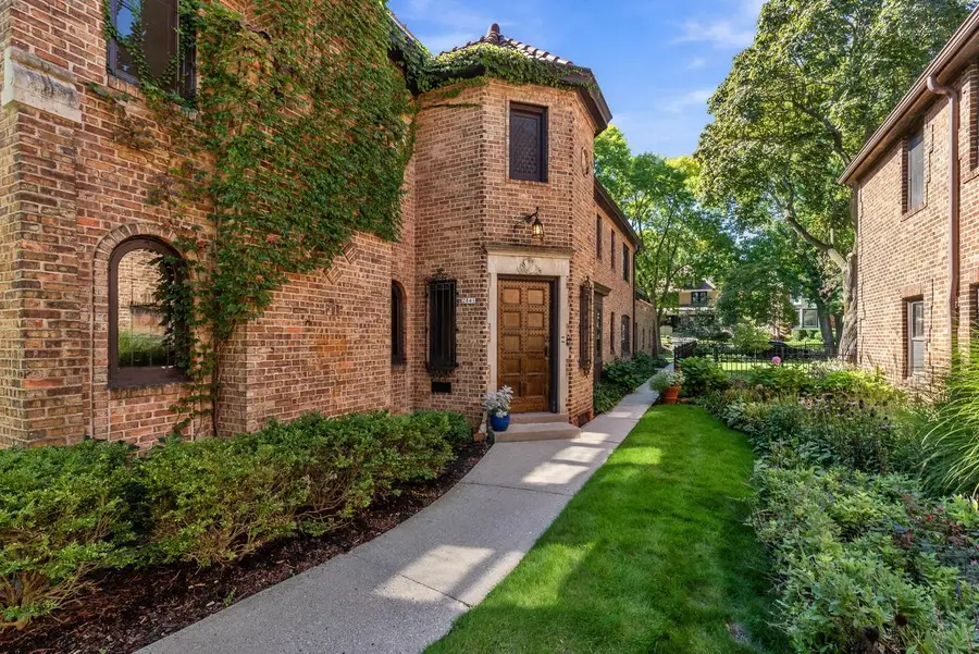 2841 N Lake DRIVE #2, Milwaukee, WI 53211 - #2