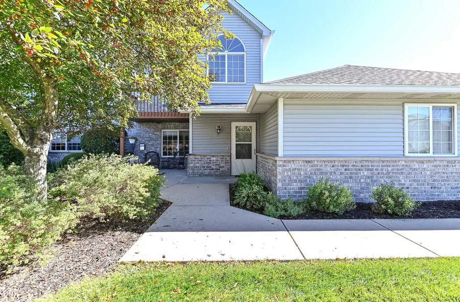 2211 N University DRIVE #Unit 4, Waukesha, WI 53188 - #3