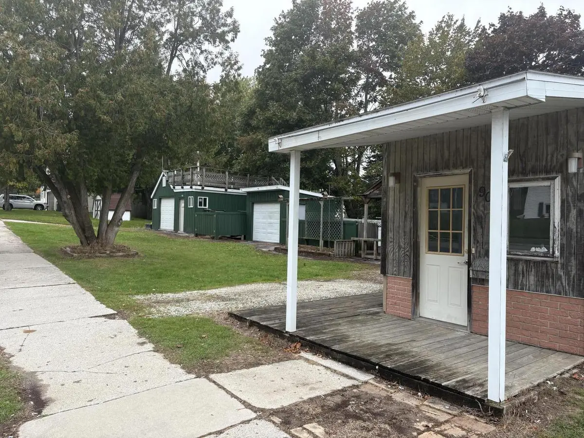 904 Dewey STREET, Manitowoc, WI 54220 - #1