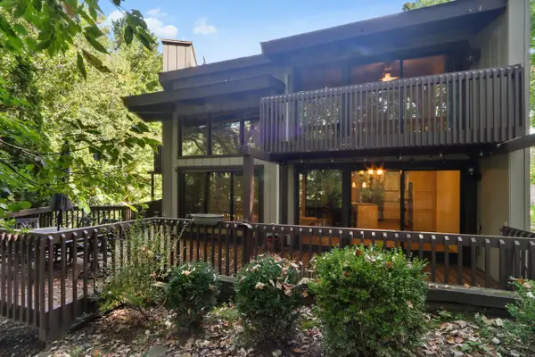 840 Woodland COURT #EE-1, Fontana, WI 53125