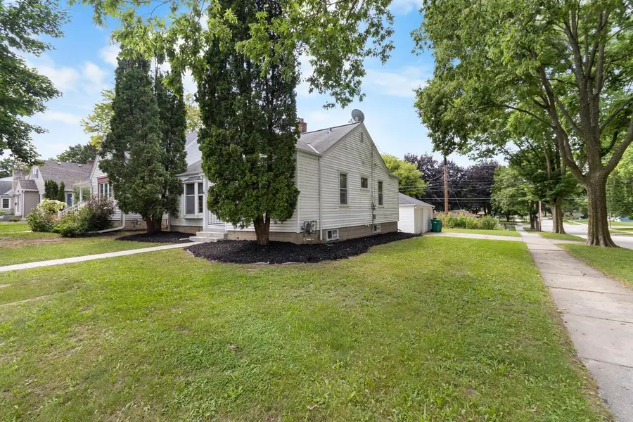 W63N399 Hillcrest AVENUE, Cedarburg, WI 53012 - #2