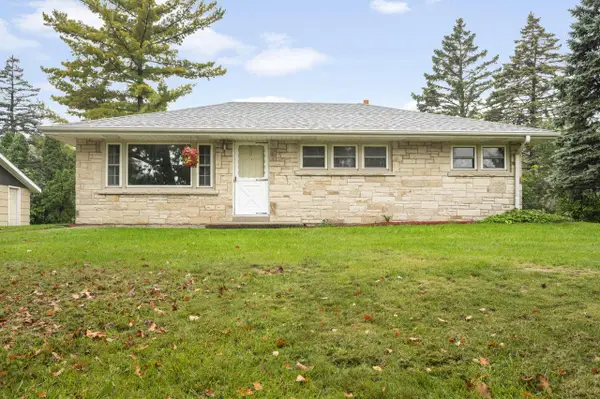 725 S Bobolink DRIVE, Brookfield, WI 53005
